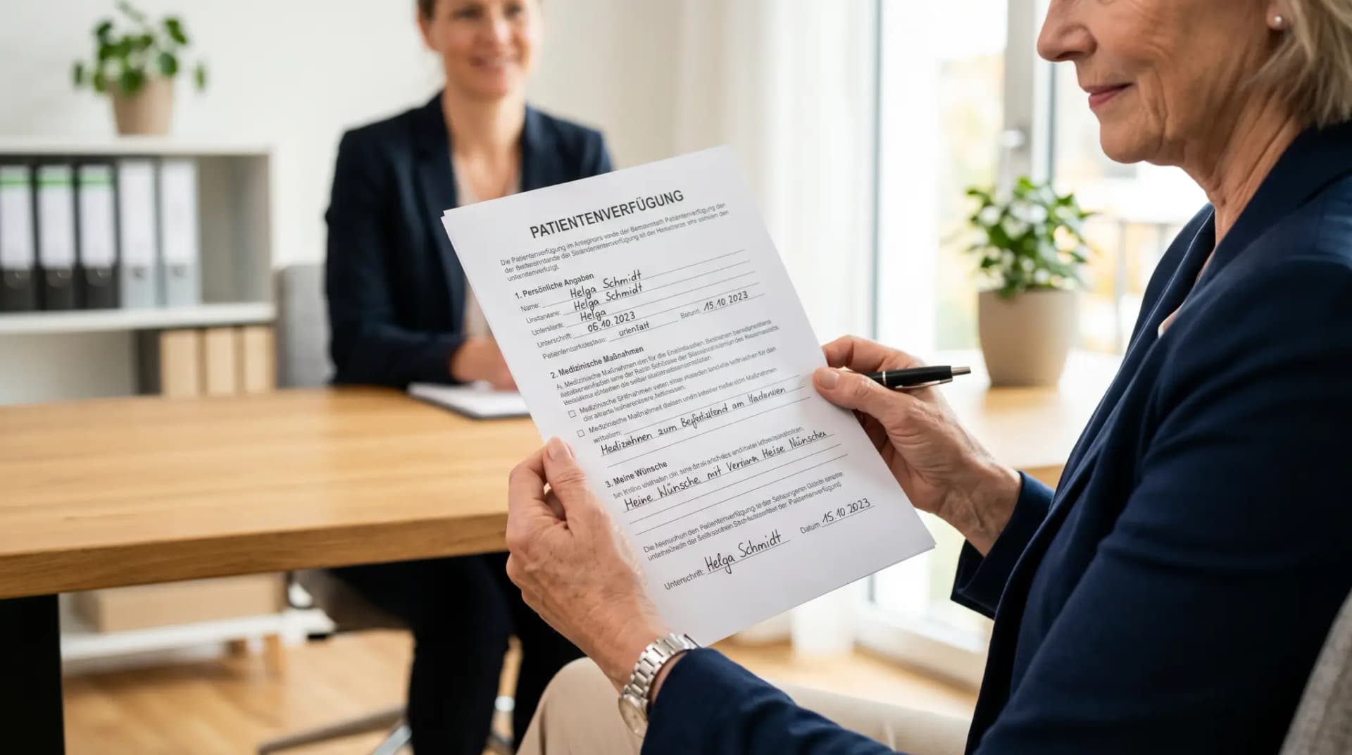 Person hält ausgefüllte Patientenverfügung in den Händen